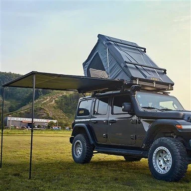 Toldo lateral del coche en la azotea